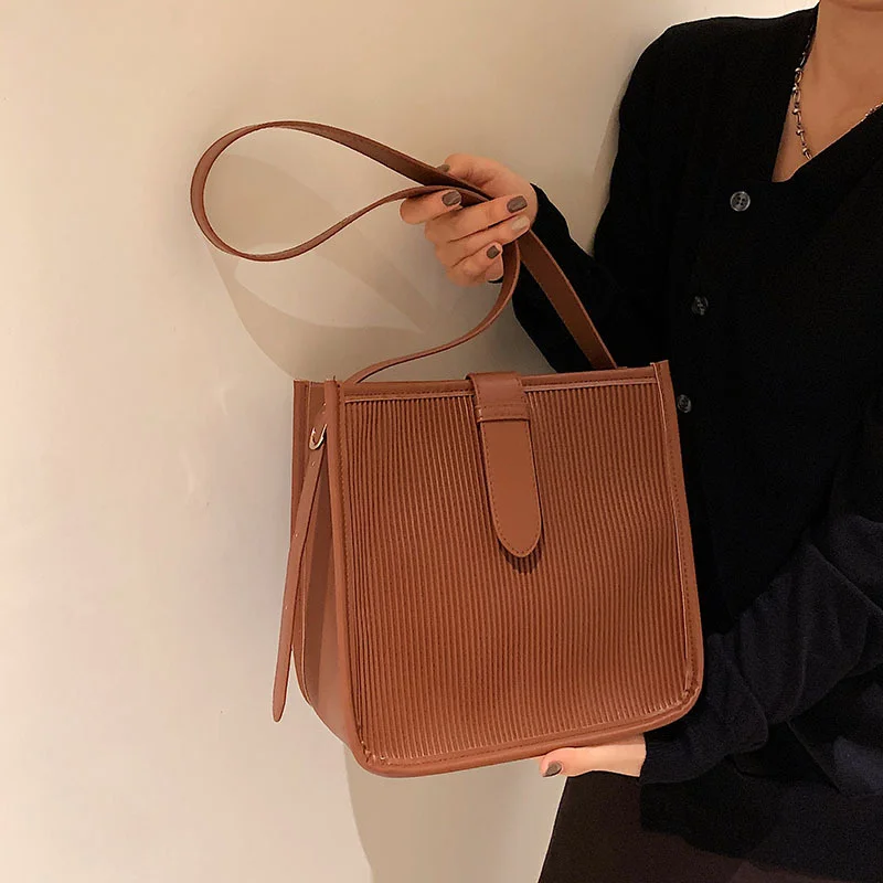 Плиссированная женская сумка женская сумка 2023 осень новая ретро женская сумка на одно плечо с широким плечевым ремнем в западном стиле сумка-тоут
