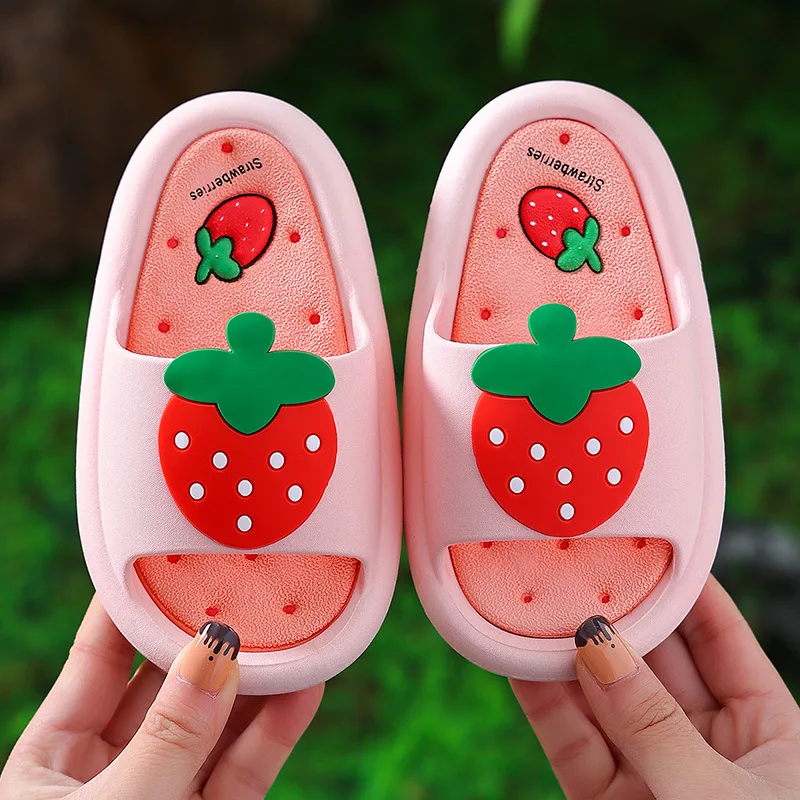Тапочки для девочек, детские домашние тапочки с фруктами и клубникой, нескользящая детская обувь для ванной комнаты, летняя уличная обувь