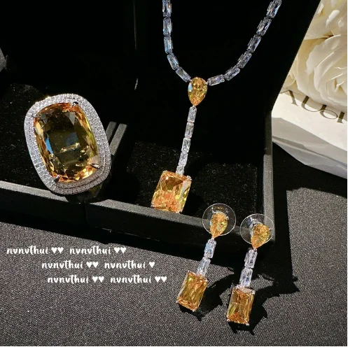 Прямоугольное ожерелье с драгоценным камнем канареечно-турмалинового цвета 2023 года с покрытием из 18-каратного золота Sindrella и кольцом с геометрическим цирконом сумеречно-желтого цвета