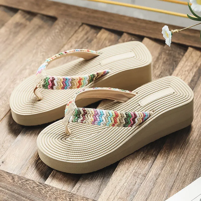 Новые вьетнамки, приморские соломенные плетеные тапочки в елочку для женщин, летние модные пляжные сандалии с заклепками на наклонном каблуке.