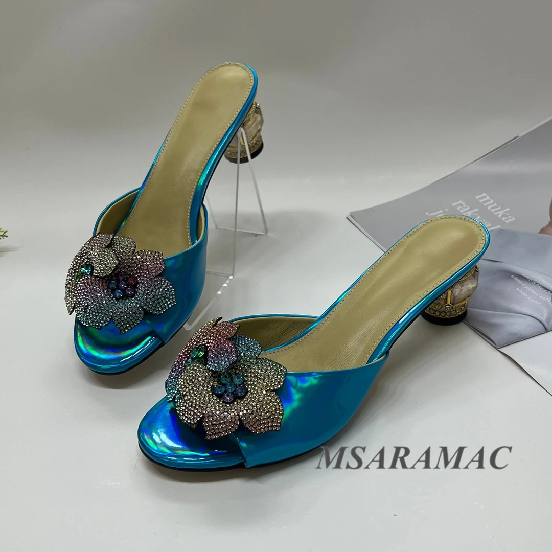 Пикантные шлепанцы из синей металлизированной кожи Особой формы с выдолбленным хрустальным каблуком, Летние женские тапочки на высоком каблуке с открытыми носками.