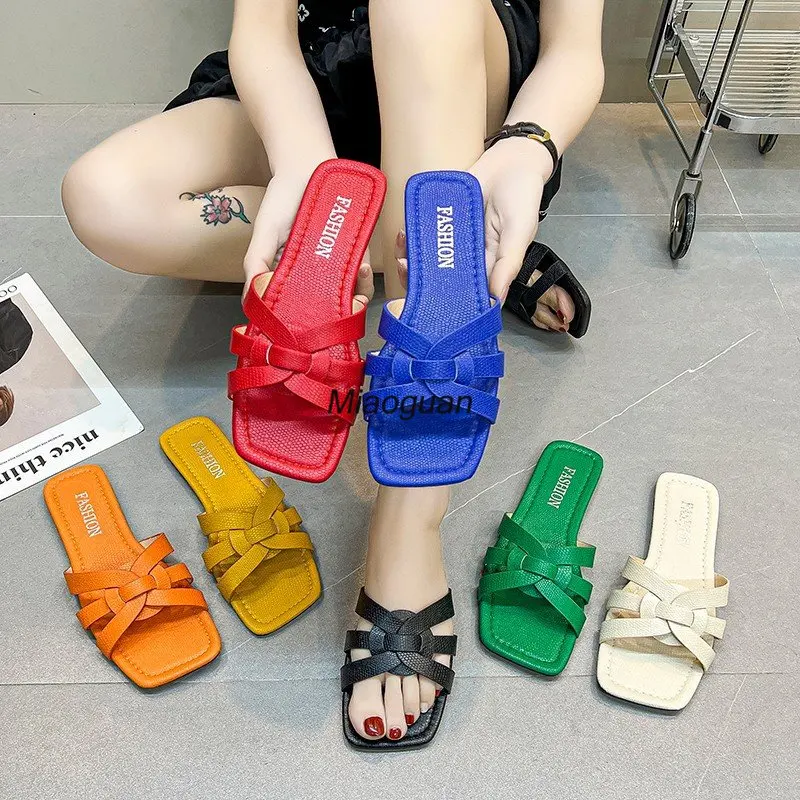 Цветные пляжные тапочки большого размера для женщин, новые летние классические повседневные роскошные сандалии на плоской подошве 2023 года