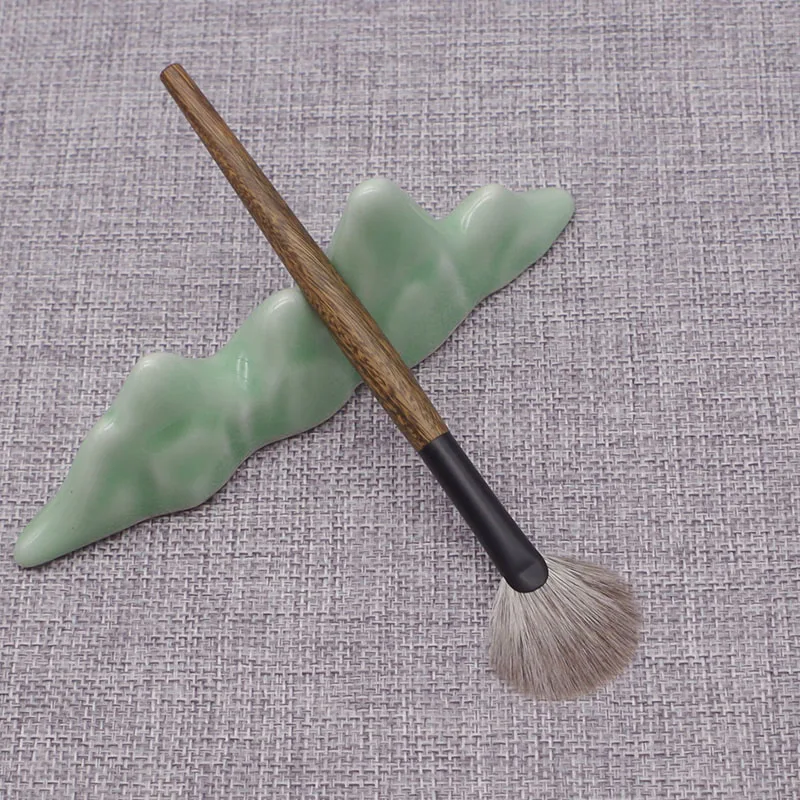 LT12 Профессиональные кисти для макияжа ручной работы, мягкая кисточка для хайлайтера из козьей шерсти в форме веера, кисточка для макияжа с ручкой из зеленого сандалового дерева