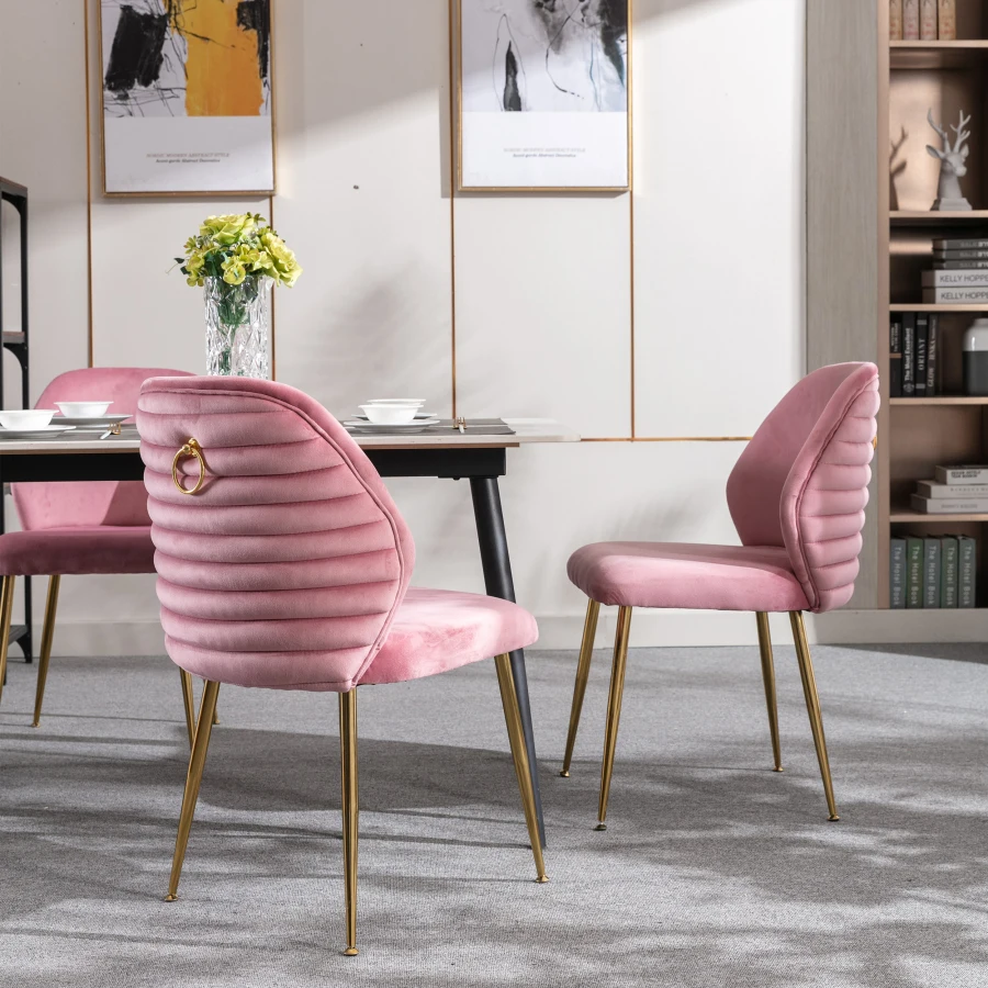Набор обеденных стульев из 2-х, обитых тканым бархатом боковых стульев с бочкообразной спинкой и золотыми металлическими ножками, акцентные стулья розового цвета